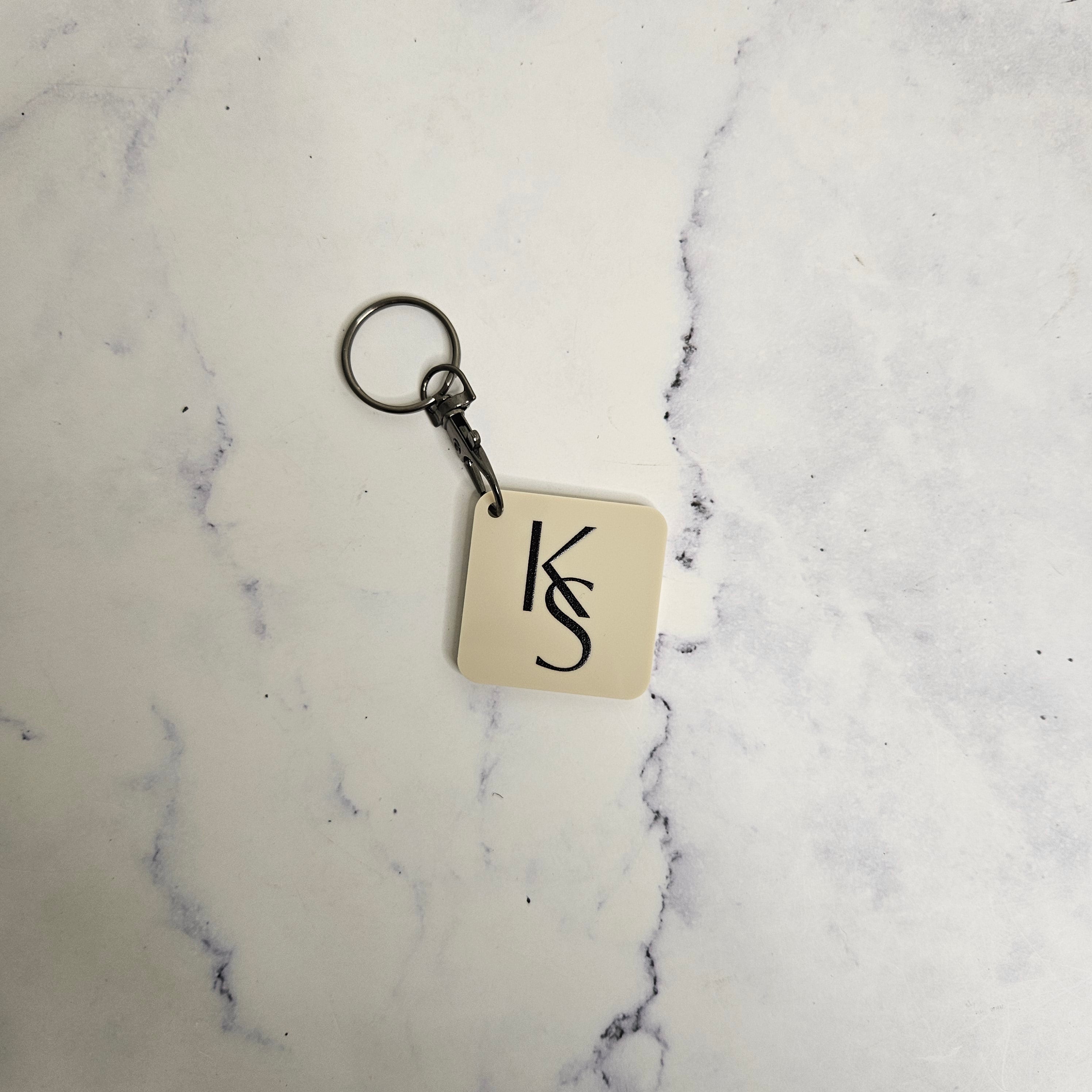 Logo keyring with square shape